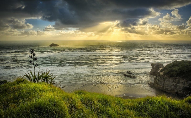 Maori Bay (80cm Canvas Print) Carousel 1