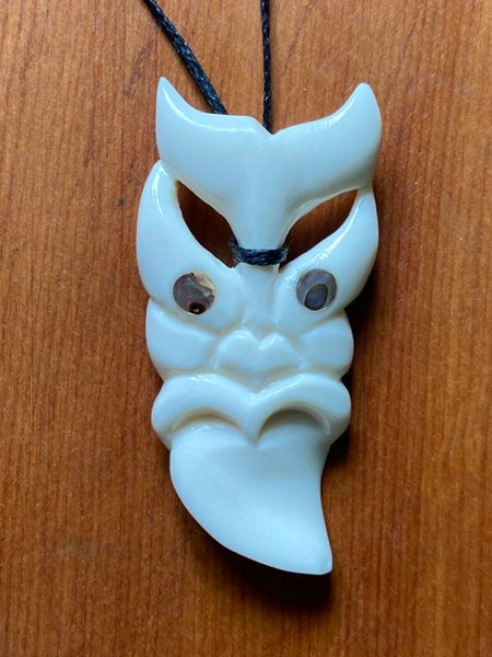 SMALL WHEKU WHALE TAIL BONE PENDANT Carousel 2