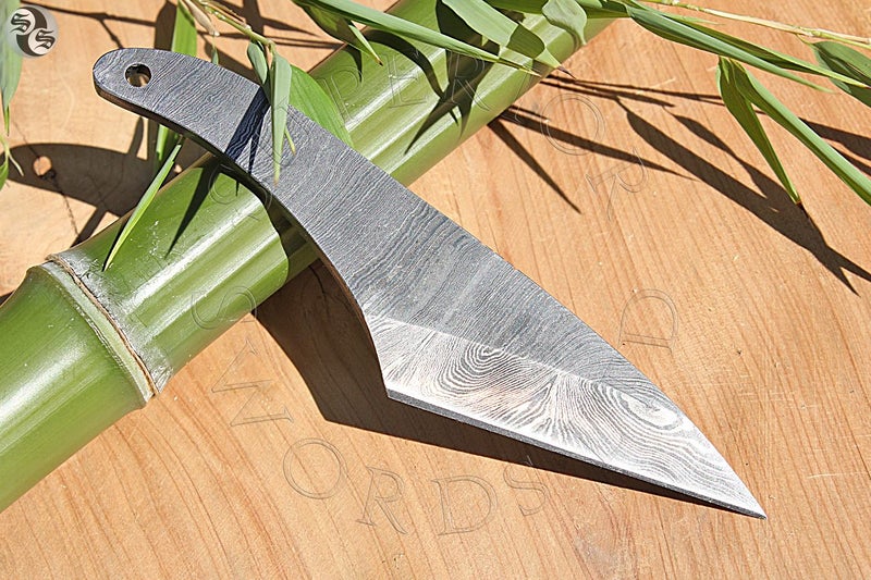 Tsuru - Damascus Knife Carousel 1