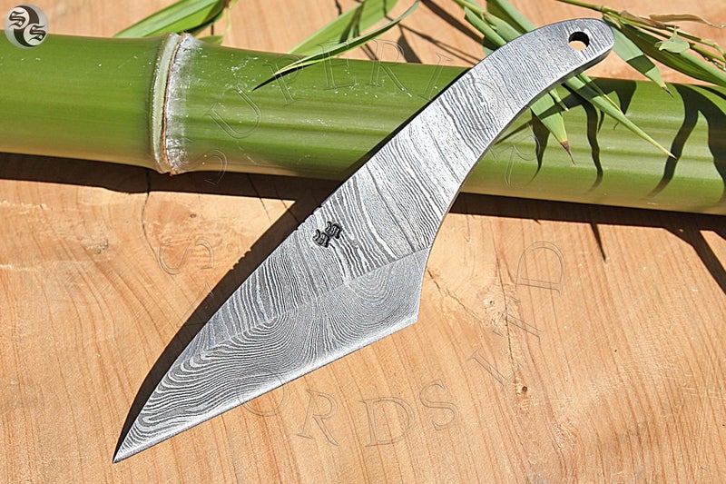 Tsuru - Damascus Knife Carousel 2