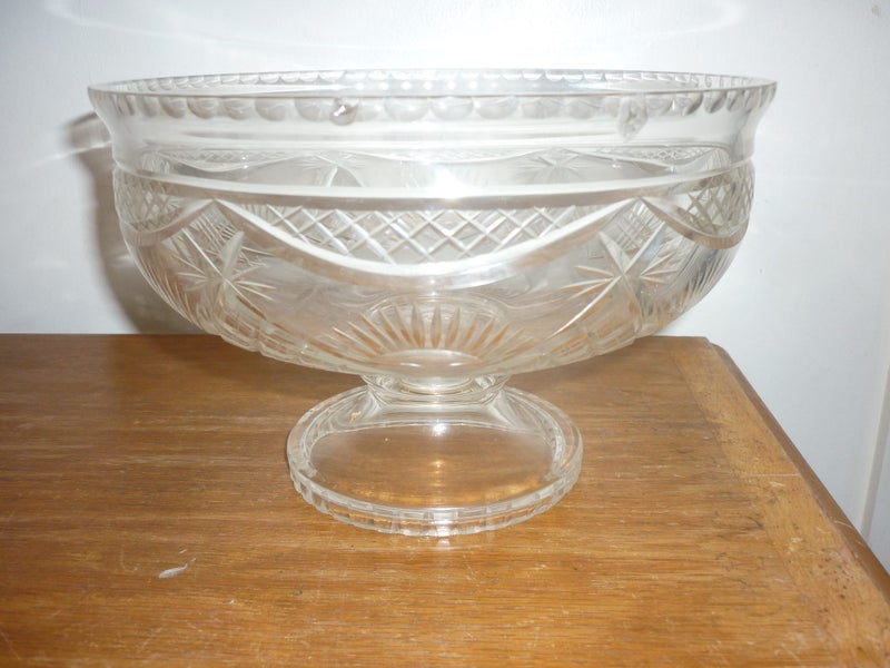 CRYSTAL BOWL ON PEDESTAL Carousel 1