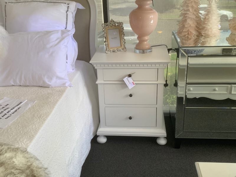 French Country 3 drawers Bedside table White Carousel 2