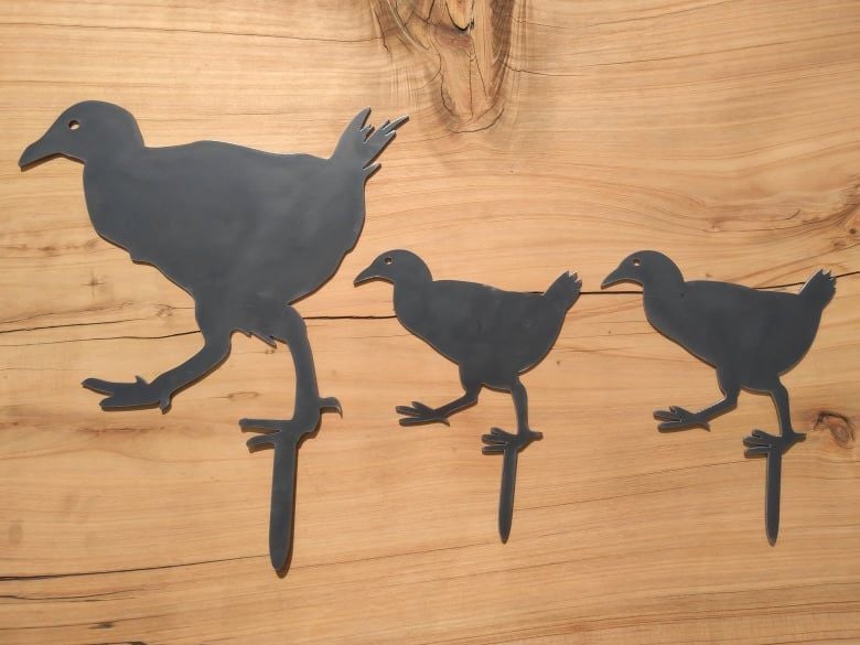 Weka and Chicks Metal Bang'n Bird Carousel 1