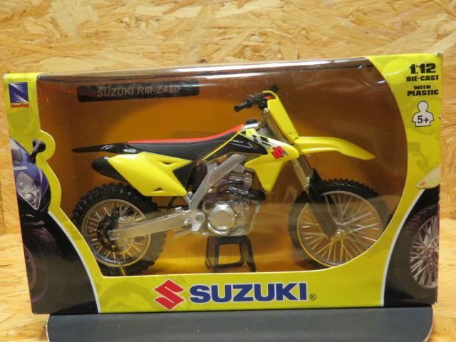 1:12 Die-Cast Model - Suzuki RMZ450 - 57643 Carousel 2
