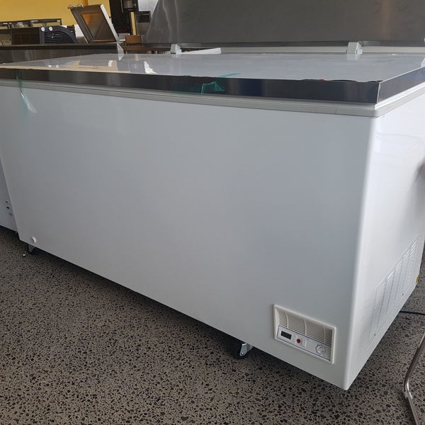 600L Commercial Chest Freezer Stainless Steel Lid - 1.6m Freezers Carousel 2