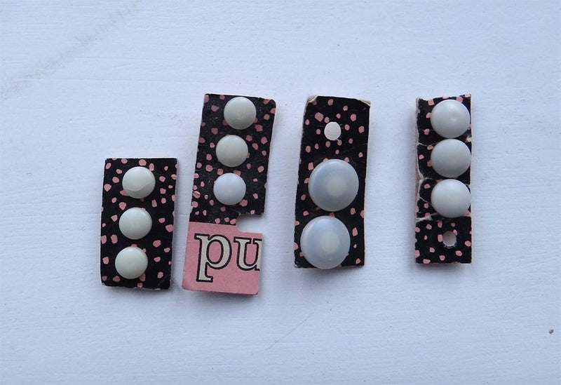 white buttons Carousel 1