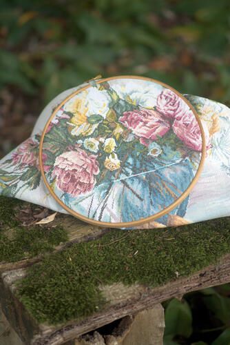 Lanarte Cross Stitch Kit - Flowers (on Linen) Carousel 3