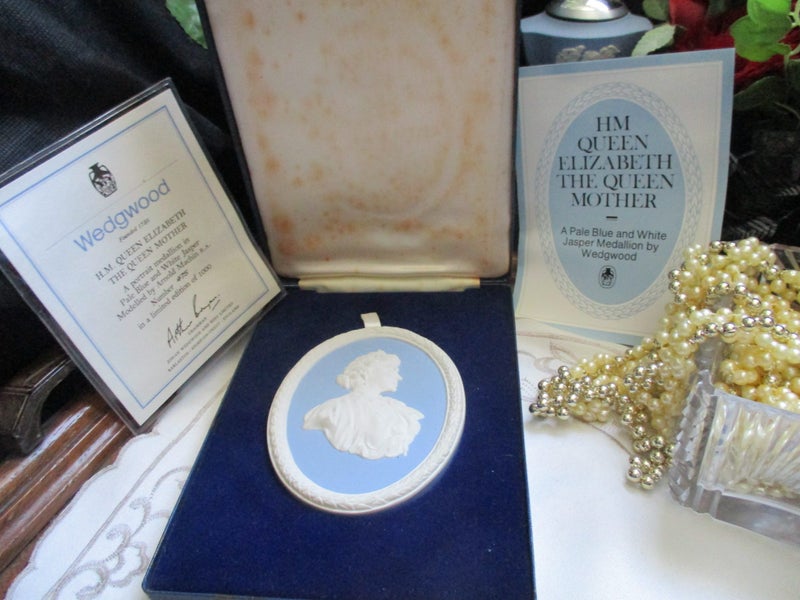 worldwide ltd edition - great Wedgwood ELIZABETH QUEEN MOTHER MEDALLION Carousel 2