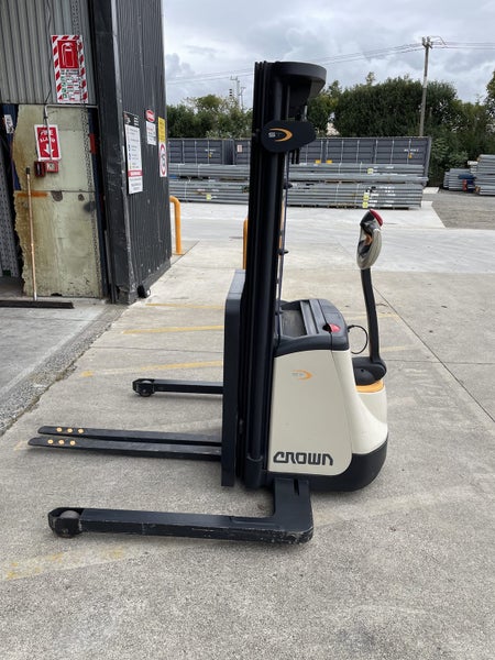 Crown ST3000 Walk Behind Stacker Carousel 4
