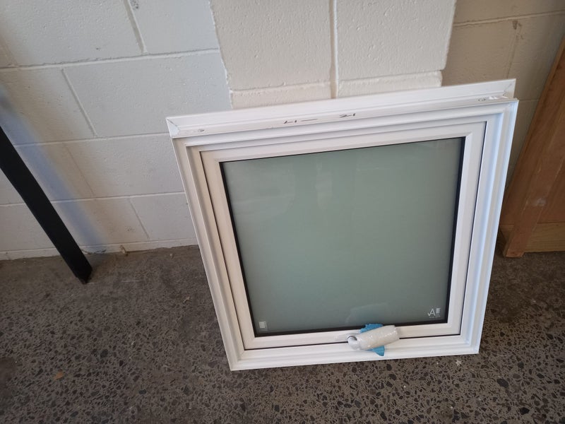 *NEW WHITE ALUMINIUM DOUBLE GLAZED WINDOW:600H X 600W Carousel 2