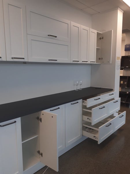 Kitchen shaker style with 2 pot lacquer 22mm thick doors, blum hinges Carousel 2