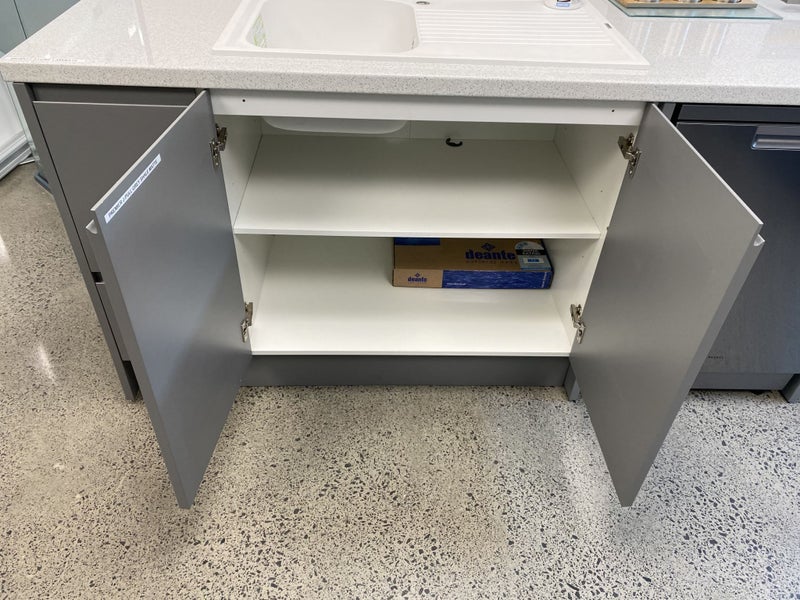 jpull Kitchen 2 pot painted, 22mm thick MDF doors, blum hinges Carousel 2