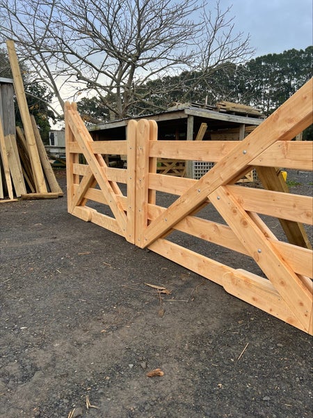 4.00m Macrocarpa Entry Way Gate - Double Wooden Gate "The Deluxe"62864731287170112