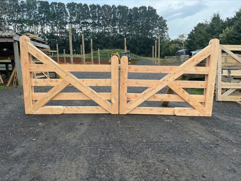 4.00m Macrocarpa Entry Way Gate - Double Wooden Gate "The Deluxe"62864731287170111