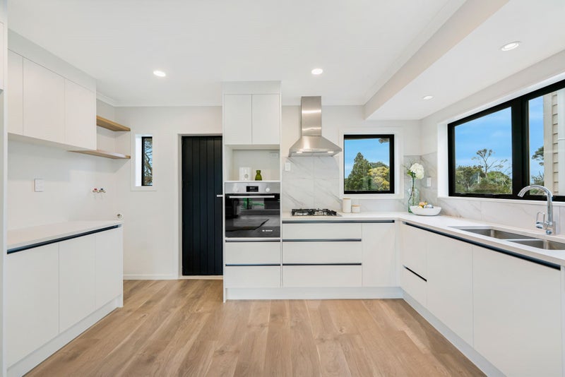 Modern kitchen+Laundry with engineering stone top Carousel 1