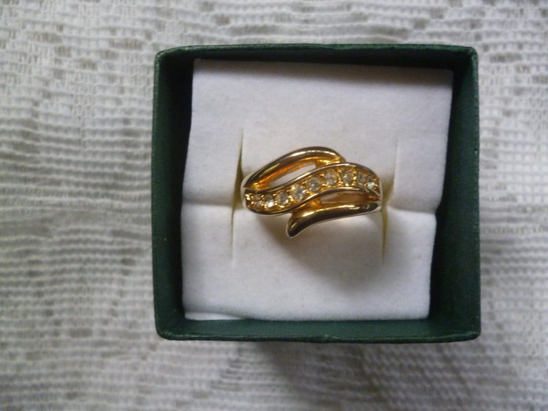 Very attractive gold coloured ring with CZ's set on a diagonal. Carousel 2