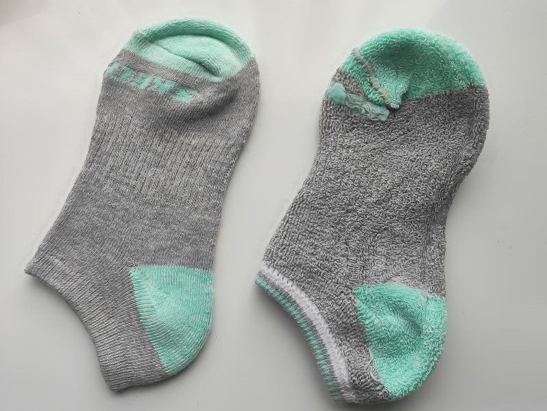 WHOLESALE - (36 Pairs) Kids' Cushioned Ankle Socks, Size 6-8 Carousel 4