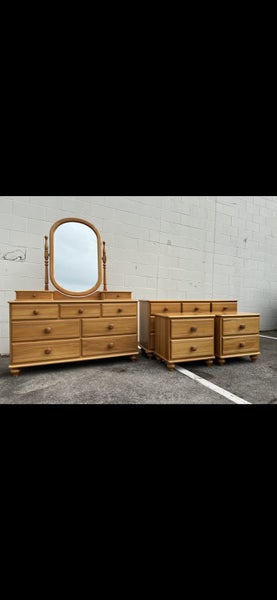 Beautiful solid rimu bedroom suite- FULLY RESTORED Carousel 1