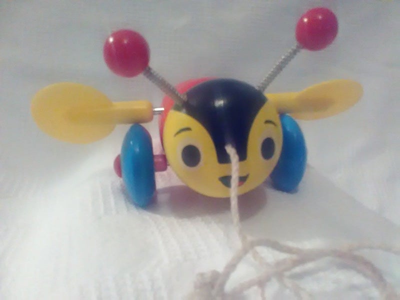 BUZZY BEE - NZ ICON. Carousel 1