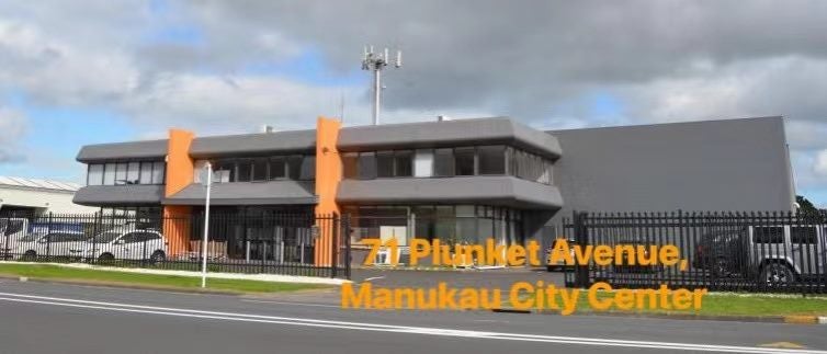 Luxurious Modern White Shaker Kitchen Carousel 8