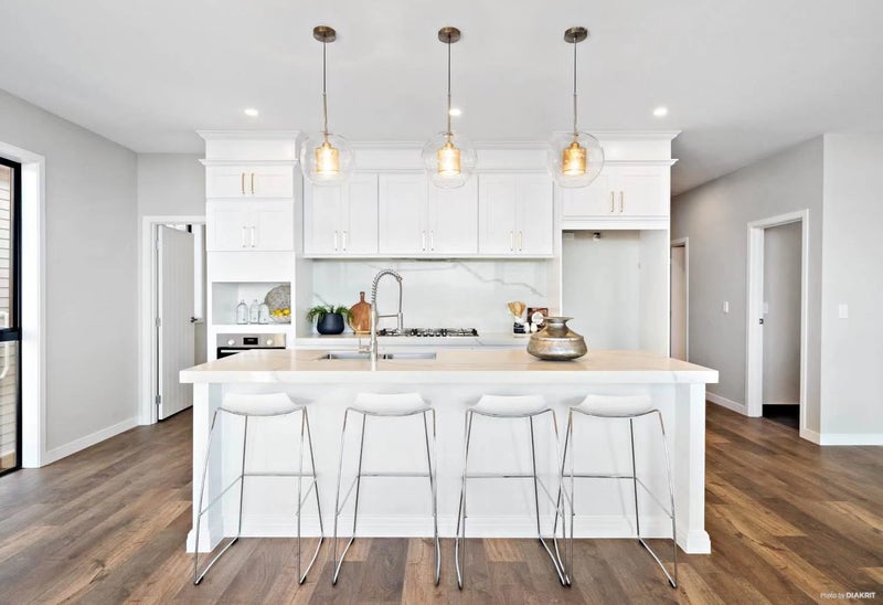 Luxurious Modern White Shaker Kitchen Carousel 1