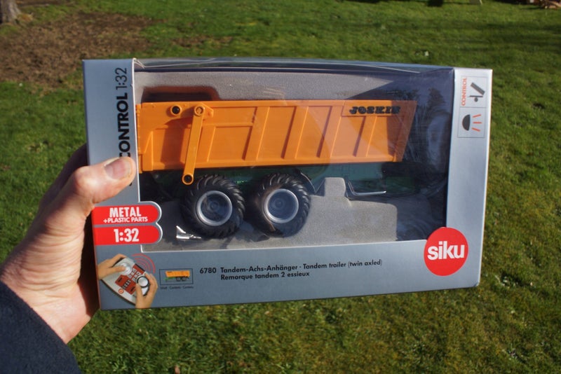 Siku R/C = Radio Control. Tandem Axle Trailer. Working Tail-Lights. Scale 1:32 Carousel 2