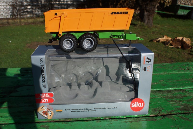 Siku R/C = Radio Control. Tandem Axle Trailer. Working Tail-Lights. Scale 1:32 Carousel 1