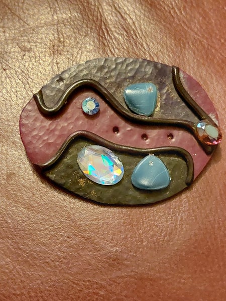 BEAUTIFUL LEATHER BROOCH Carousel 1
