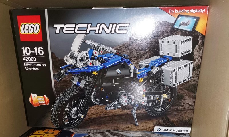 Lego 42063-- Technic BMW R 1200 GS Adventure Carousel 1