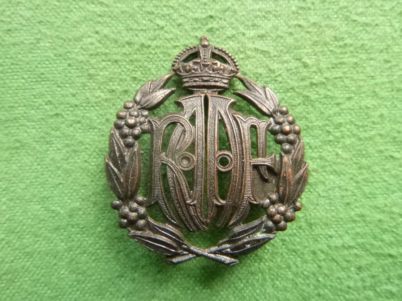 ROYAL AUSTRALIAN AIR FORCE Hat Badge Carousel 1