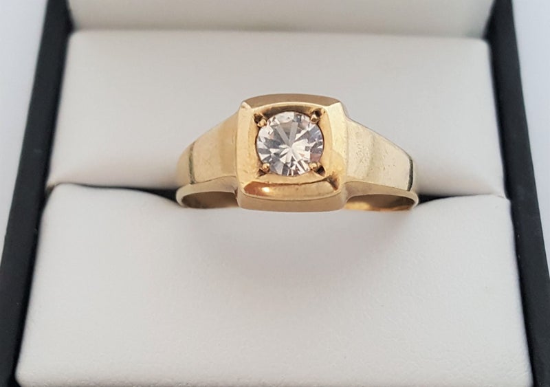 Vintage 8ct Gold 0.50 CT Clear Quartz Unisex Solitaire Ring Carousel 1