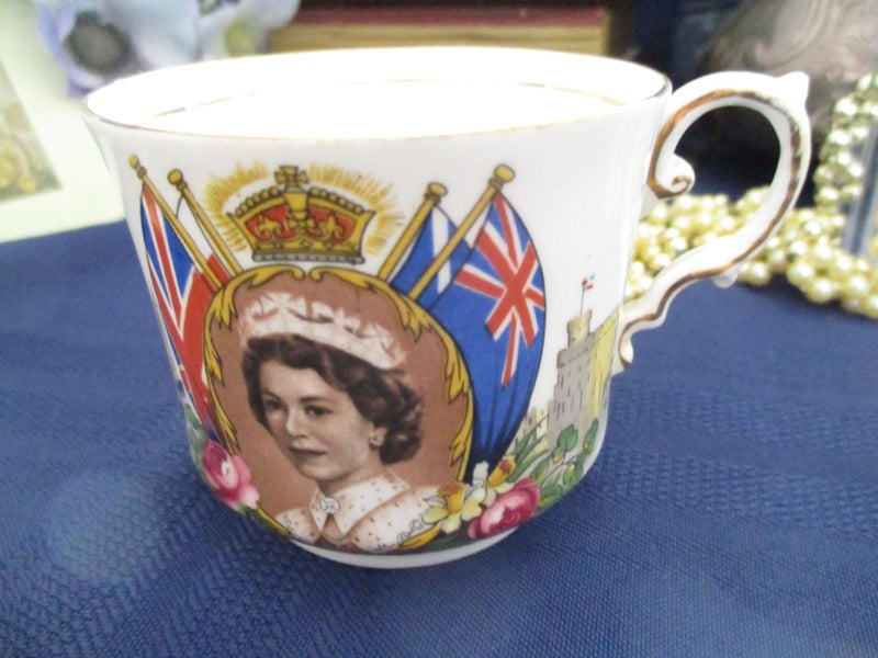 ROYAL GALA 4 - Queen Elizabeth II – AYNSLEY Coronation Cup June 1953 Carousel 1