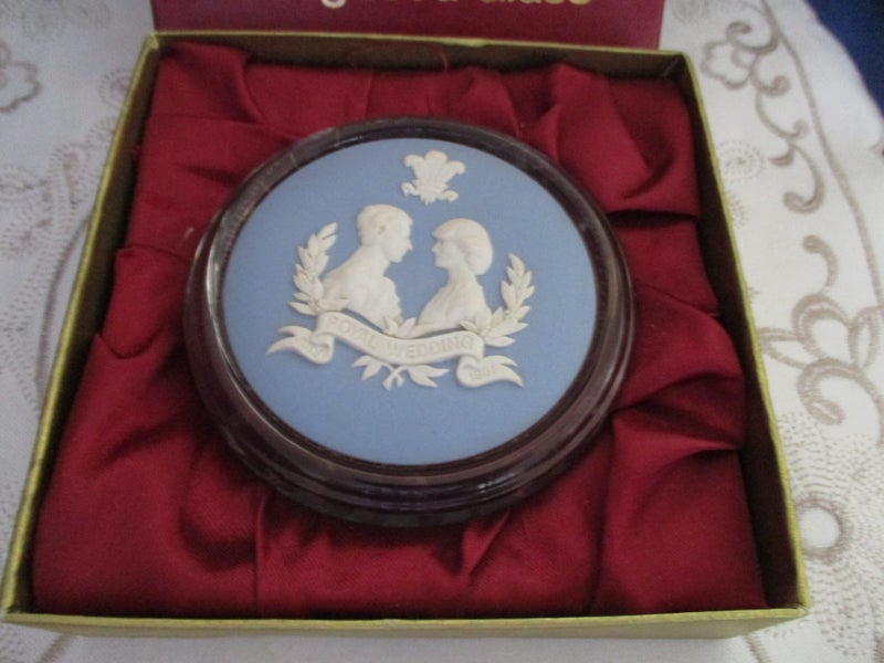 ROYAL GALA - rare WEDGWOOD GLASS Paperweight ROYAL WEDDING 1981 Carousel 2