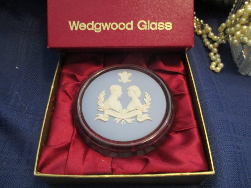 ROYAL GALA - rare WEDGWOOD GLASS Paperweight ROYAL WEDDING 1981 Carousel 1
