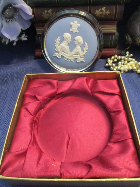 ROYAL GALA - rare WEDGWOOD GLASS Paperweight ROYAL WEDDING 1981 Carousel 18