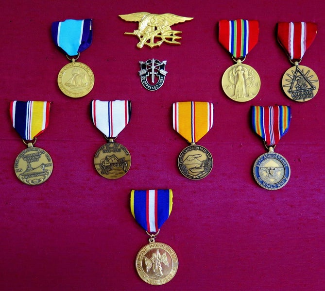 FRAMED COLLECTION OF 8 U.S. WW2 CAMPAIGN MEDALS + 2 BADGES Carousel 2