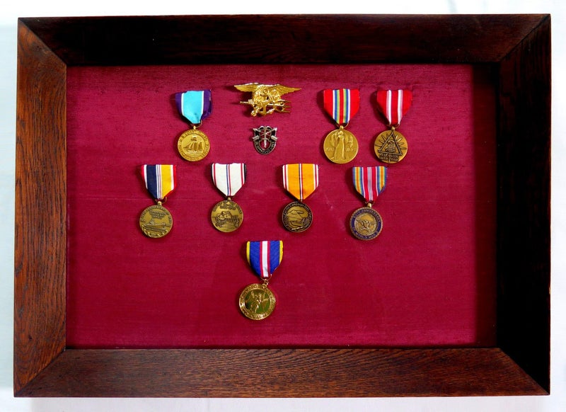 FRAMED COLLECTION OF 8 U.S. WW2 CAMPAIGN MEDALS + 2 BADGES Carousel 1