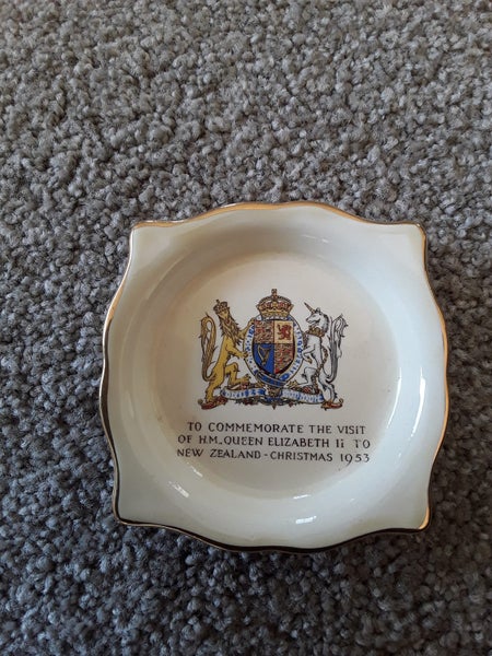 Queen Elizabeth II commemorative dish Carousel 1