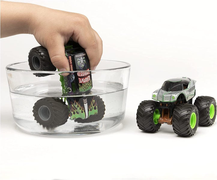 Monster Jam 1:64 Scale Duo Series 15: Grave Digger vs. Alien Invasion Carousel 5