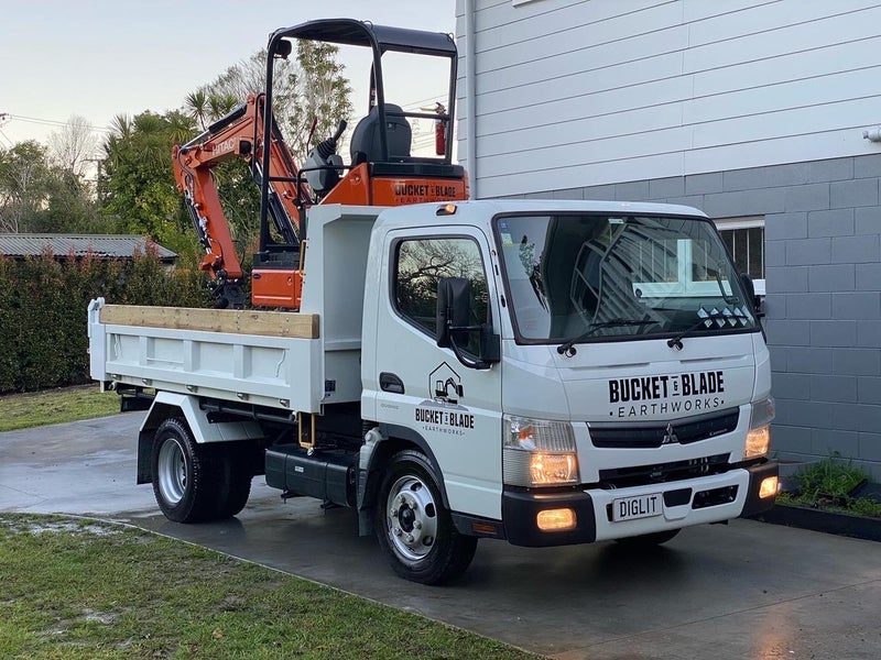 Digger & Operator hire Carousel 1