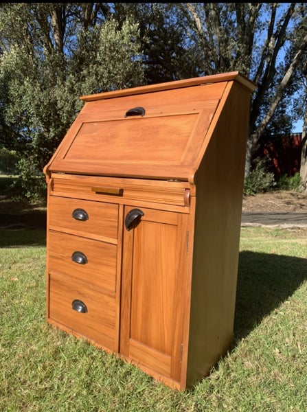 ~~~~~Absolutely stunning solid rimu roll top desk, FULLY RESTORED~~~~~ Carousel 1