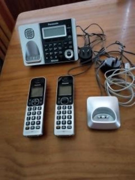 Panasonic phone /base unit with two handsets Carousel 1
