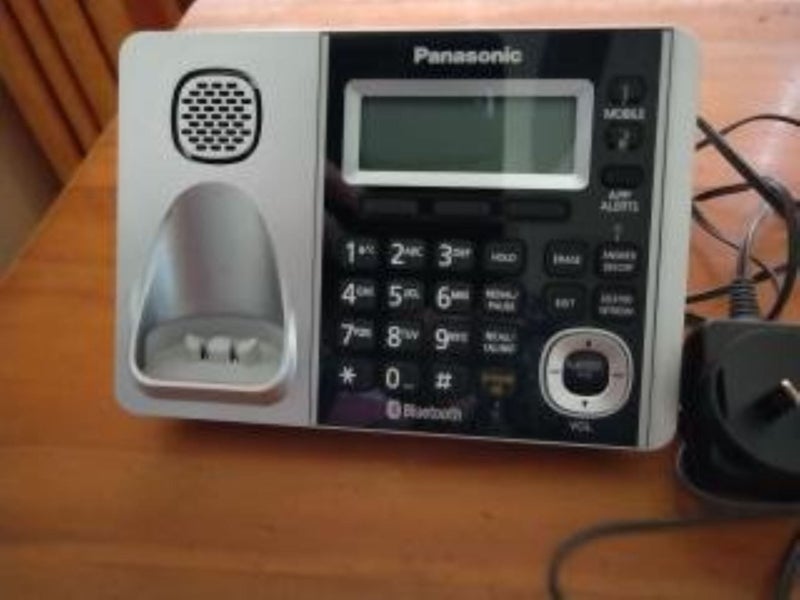 Panasonic phone /base unit with two handsets Carousel 2