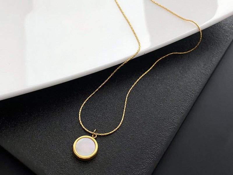 Necklace Shell Round Plate Stainless Steel Yellow Gold Plated Carousel 1