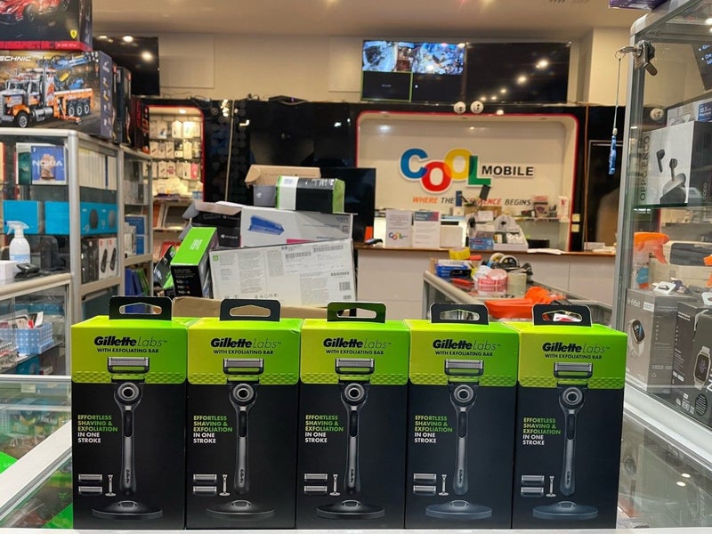 Gillette Labs with Exfoliating Bar Razor for men + 2 Blade Refills Brand New Carousel 8