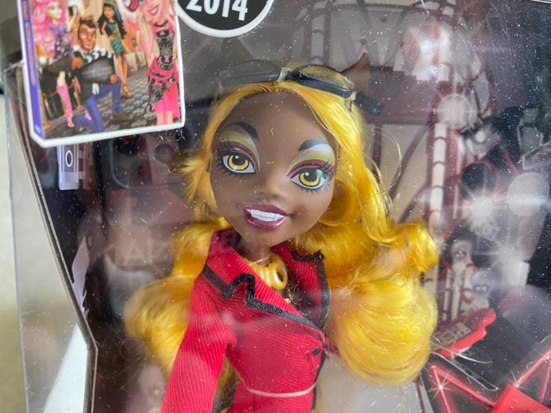 Monster High Clawdia Wolf - Frights Camera Action Carousel 2