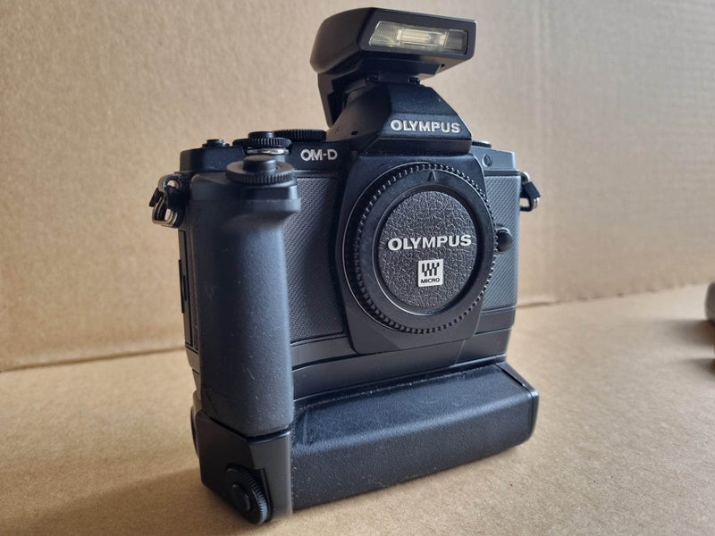 Olympus OM-D E-M5 16.1 MP Digital Camera Mark I - Black with Expansion Pack Carousel 1