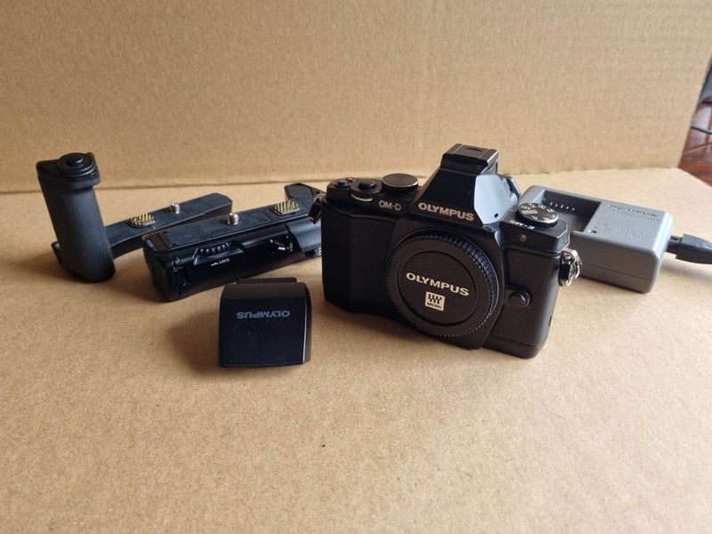 Olympus OM-D E-M5 16.1 MP Digital Camera Mark I - Black with Expansion Pack Carousel 2