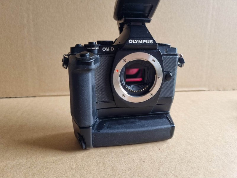 Olympus OM-D E-M5 16.1 MP Digital Camera Mark I - Black with Expansion Pack Carousel 4
