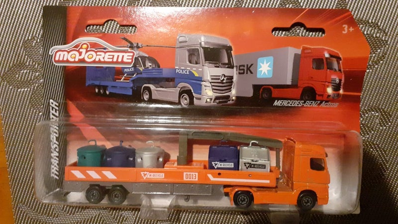 Mercedes Benz Transporter with 5 Recycle Containers and a Hoist by Majorette ** Carousel 2